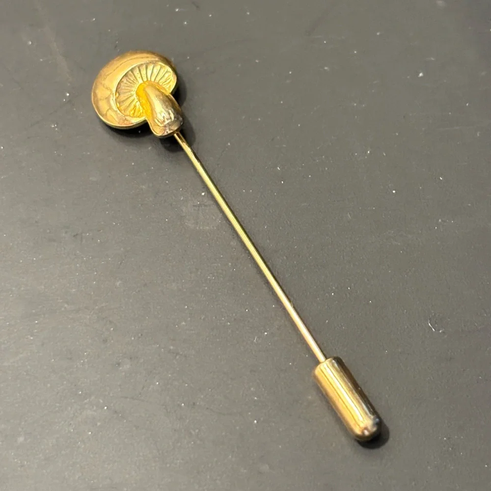 Vintage 1970s gold tone mushroom lapel pin